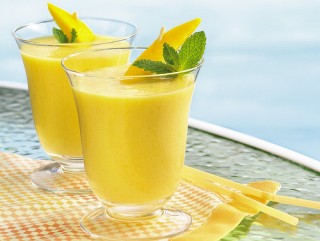 GREEN SMOOTHIE MANGO WEEDS